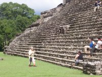 Une maya prête à grimper la pyramide