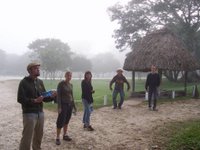 La brume couvre le site archéologique tôt le matin