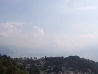 Au loin, le lac fabuleux Atitlan
