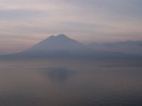Un volcan reflètant sur le lac