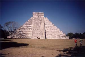 La pyramide de Chichen Itza au soleil
