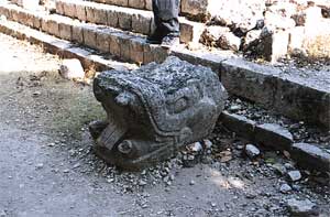 Vestiges de statue à Chichen Itza