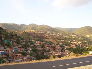 D'un côté à l'autre de Caracas, les barillos affluent