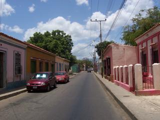 Une rue typique du centre de Coro