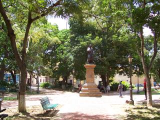 La plaza Bolivar est située la plupart du temps face à la cathédrale