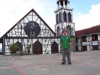 Moi devant l'église de la Colonia Tovar