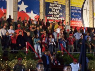 En plein centre, Chavez salue la jeunesse du monde entier