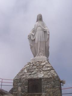 La statue de Maria, bien seule, nous attend au sommet